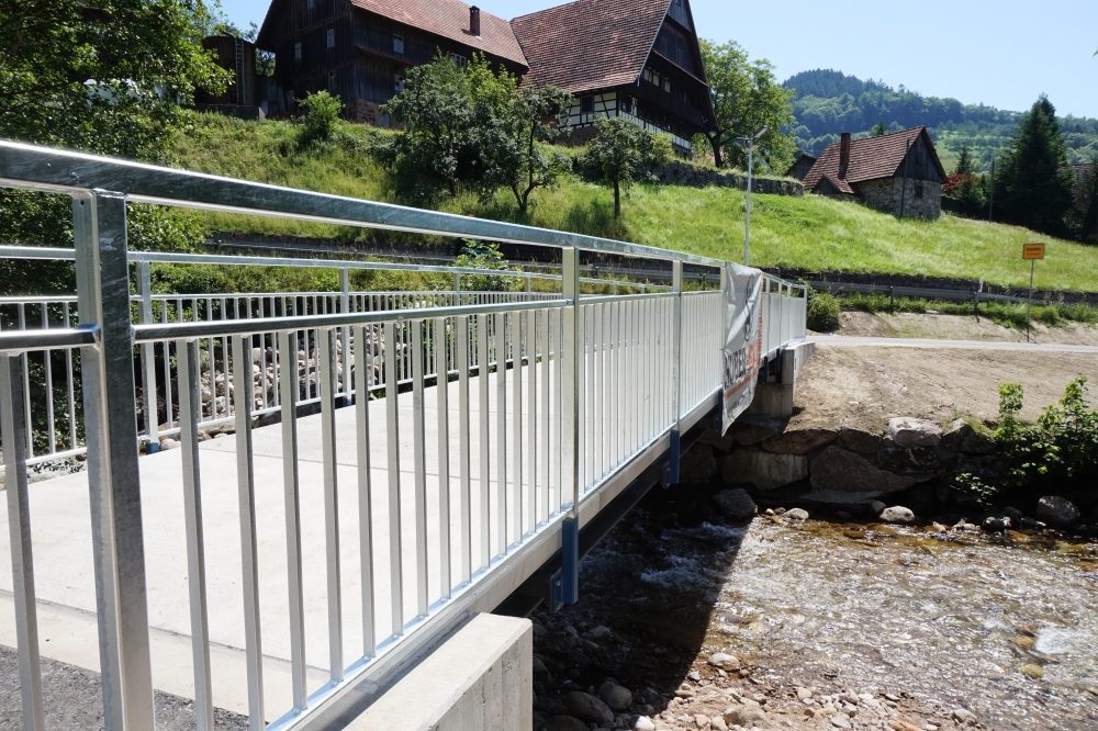 Die Fuß- und Radwegbrücke in Albstadt-Ebingen ist die erste Betonbrücke, die komplett mit Carbonbewehrungen bewehrt ist. (© solidian GmbH)