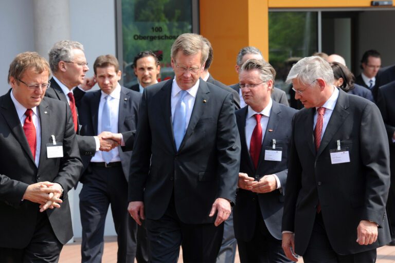 2011: Im Mai besucht der damalige Bundespräsident Christian Wulff (Mitte) das neue Forschungszentrum CFK Nord in Stade.