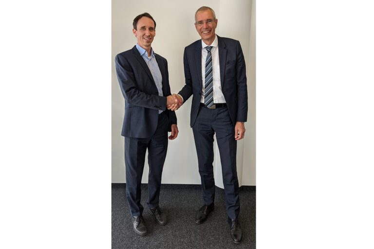 2021: Der Composites United e.V. verabschiedet den langjährigen Hauptgeschäftsführer Alexander Gundling (rechts) in den Ruhestand. Sein Nachfolger Dr. Tjark von Reden (links) kommt aus den Reihen des Vereins.