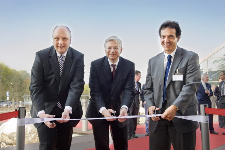 2011: Niedersachsens Wirtschaftsminister Jörg Bode (FDP, links), Prof. Dr. Axel Herrmann (CTC, Vereinsvorsitzender des CFK Valley e. V., Mitte) und Dr. Jean Botti (EADS Deutschland GmbH, rechts) bei der Eröffnung des Infopoints in Stade. Dieser ist Informationszentrum sowie Sitz der Vereinsgeschäftsstelle CFK Valley, Die Weiterentwicklung des CFK Valley unter der Überschrift „Vision 2015“ mit den drei Kernzielen Internationalisierung, Diversifizierung und Steigerung der regionalen Wertschöpfung wird unterstützt durch das Land Niedersachsen mit EU-Fördermitteln.